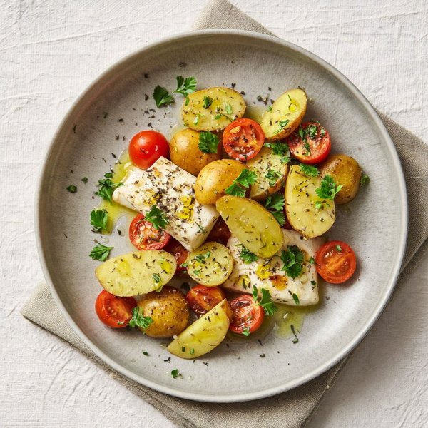 Bacalao Siciliano Acqua Pazza con Tomates Cherry y Papas Aplastadas