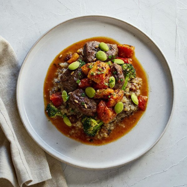 Ragú de Res Pugliese sobre Quinoa con Brócoli Rabe y Salsa de Semillas de Calabaza