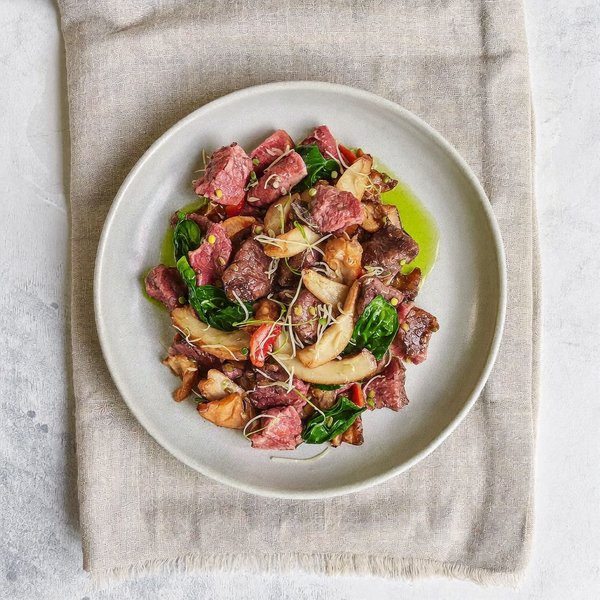 Salteado de Res con Champiñones y Espinacas