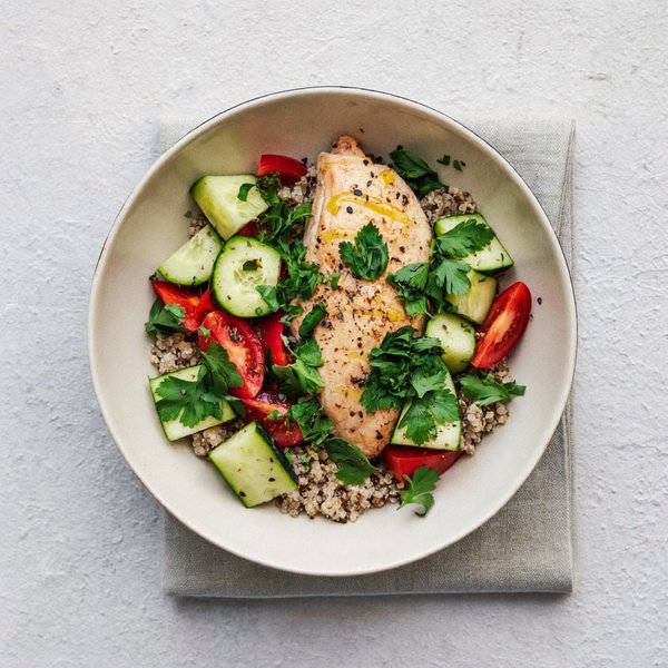 Tazón de Quinoa con Pollo y Verduras