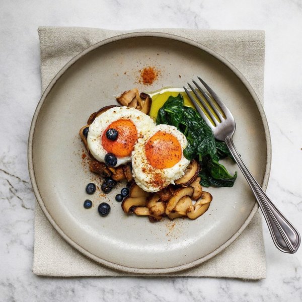 Huevos con Cúrcuma y Jengibre con Shiitake, Espinacas Marchitas y Arándanos