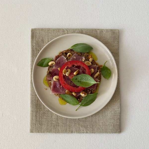Plato de Atún Romagnolo y Nueces de Brasil con Tomate, Albahaca y Aceite de Oliva