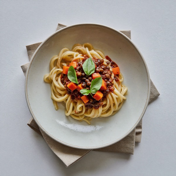 Linsen-Bolognese auf glutenfreier Pasta