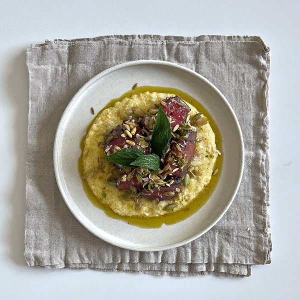 Polenta suave con atún y semillas de girasol al aceite de oliva y salvia