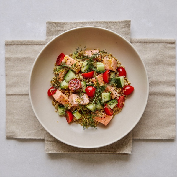 Bowl de saumon et quinoa au citron et aux herbes