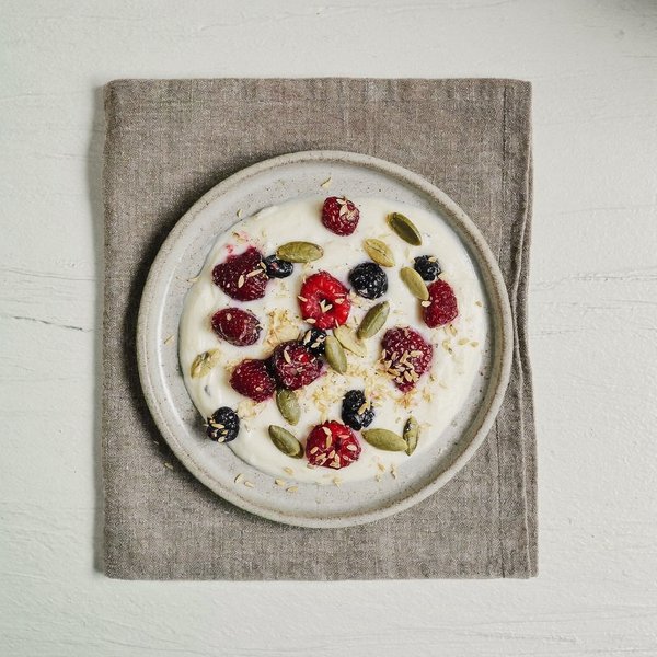 Yogur de Coco en Porción Pequeña con Frutas y Semillas de Calabaza