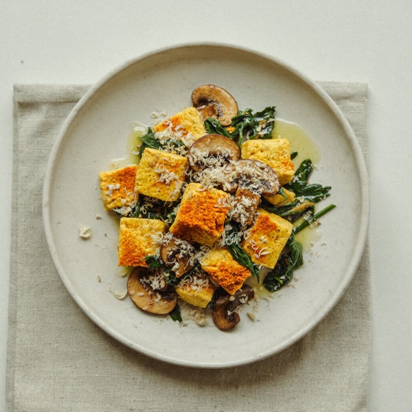 Tofu revuelto con levadura nutricional y champiñones