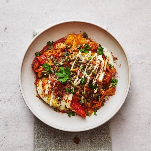 Shakshuka de Atún Levantino con Huevos Za'atar y Salsa de Tahini con Limón