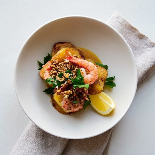 Zarzuela Española con Halibut, Camarones y Picada de Semillas de Girasol y Almendras