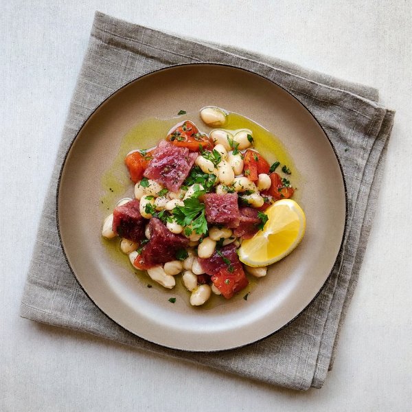 Ensalada de Atún y Frijoles Blancos con Tomate