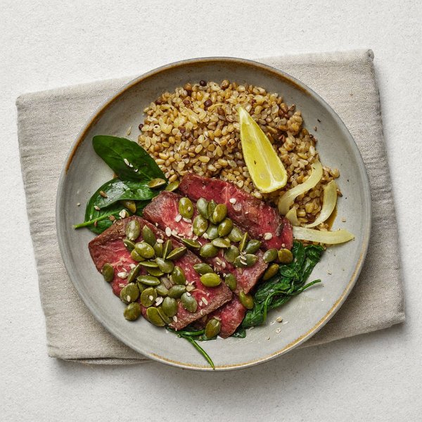 Tagine de Res Egipcio con Dukkah de Semillas de Calabaza, Espinaca y Arroz Integral