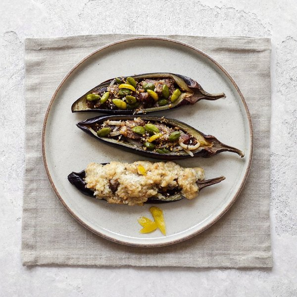 Berenjenas Rellenas de Cordero Libanés con Tahini de Semillas de Calabaza y Sumac