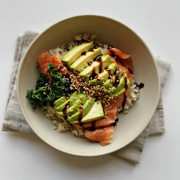 Bol de riz au saumon et à l'avocat pour le petit-déjeuner