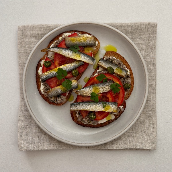 Sardinen-Tomaten-Toast mit Kapern
