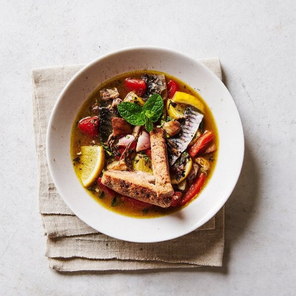 Sopa de Pescado Aljotta Malta con Caballa, Ajo, Menta y Pan Sin Gluten Tostado