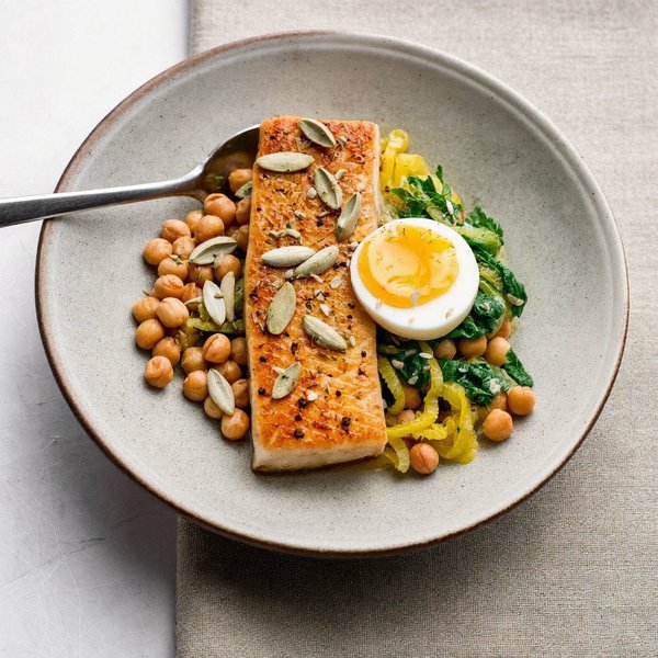 Pescado en Adafina Sephardí con Halibut, Garbanzos, Azafrán y Crumble de Girasol
