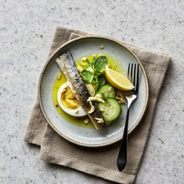 Mezze Chipriota de Caballa Ahumada y Huevo Blando con Pepino, Menta y Limón