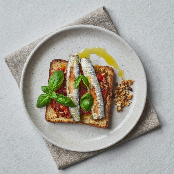 Tostada de Sardinas a la Boloñesa con Tomate Lento, Albahaca y Crumble de Nuez de Brasil