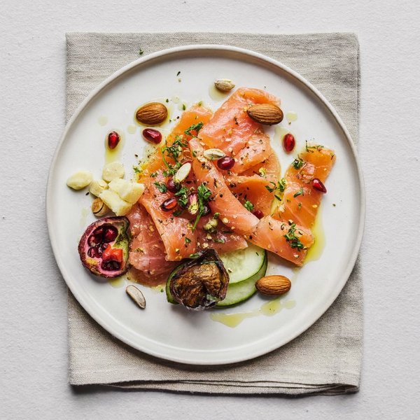 Plato de Salmón Ahumado con Cúrcuma y Jengibre y Nueces de Brasil con Granada