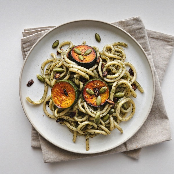 Pasta mit Kürbiskern-Pesto und gerösteter Zucchini