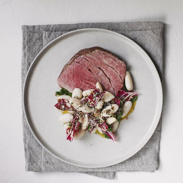 Carne de Res Sellada a la Sardina con Frijoles Blancos, Acelga Marchita y Bottarga Rallada