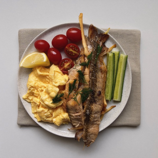 Assiette petit-déjeuner à la truite fumée et à l'œuf, au citron