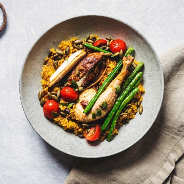 Paella Valenciana con Pollo, Conejo y Picada de Semillas de Calabaza