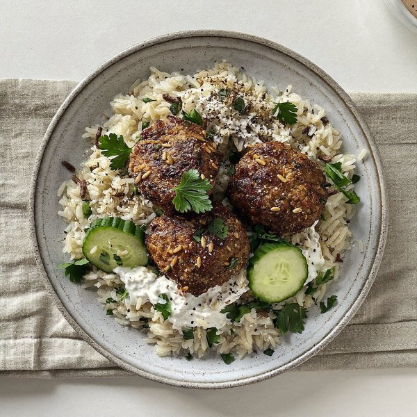 Koftas de Cordero Libanesas sobre Arroz con Hierbas y Yogur de Tahini con Pepino