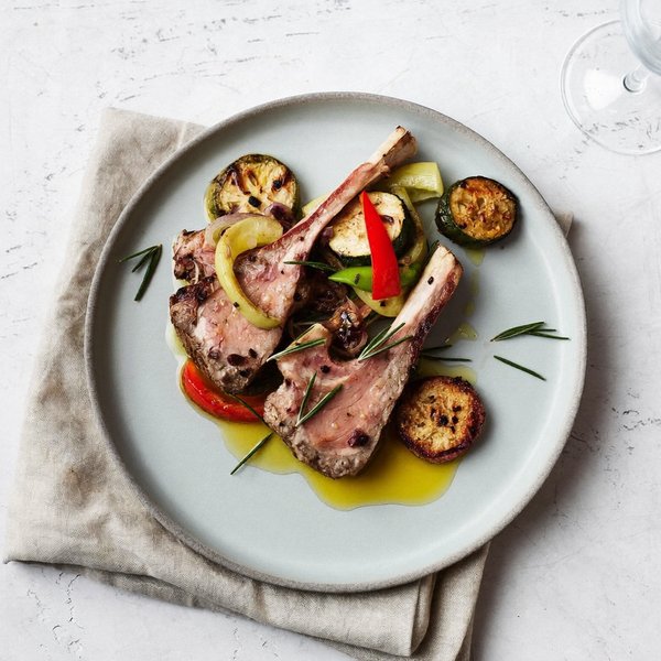 Chuletas de Cordero con Verduras Asadas