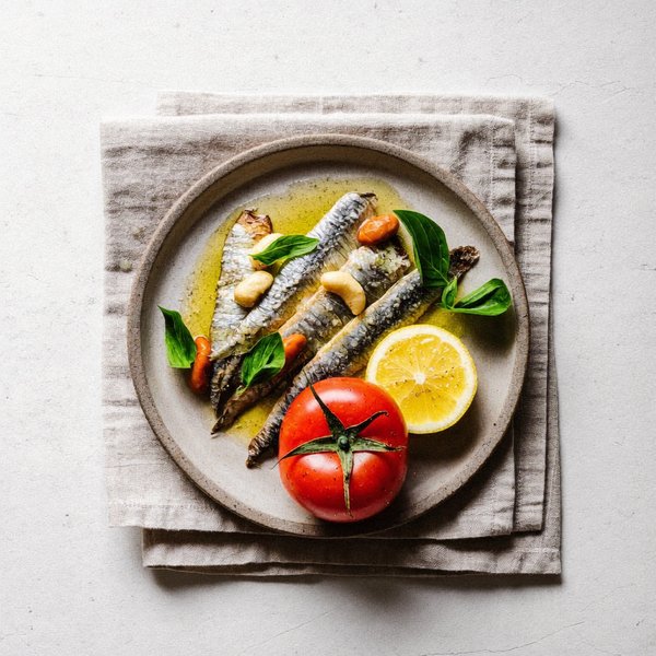 Plato de Sardinas y Nuez de Brasil con Limón, Tomate y Albahaca