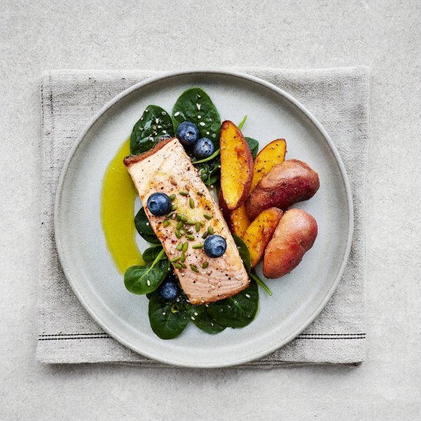 Hash de Salmón con Cúrcuma, Camote con Jengibre, Espinaca Marchita y Arándano