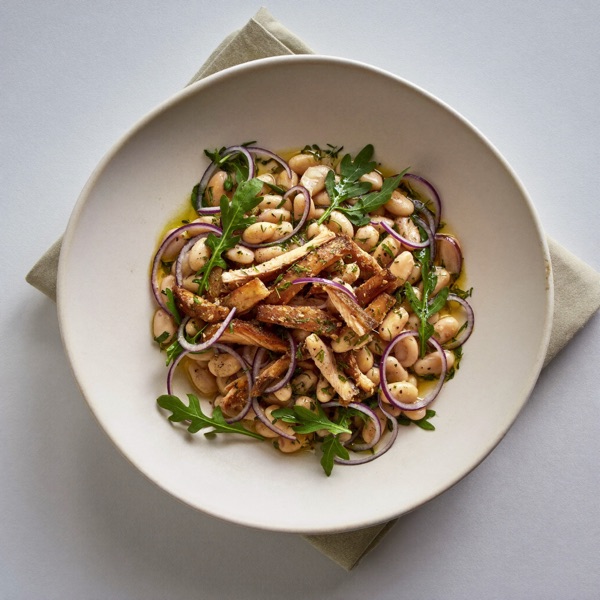 Salat mit geräucherter Forelle und weißen Bohnen mit Zitrone