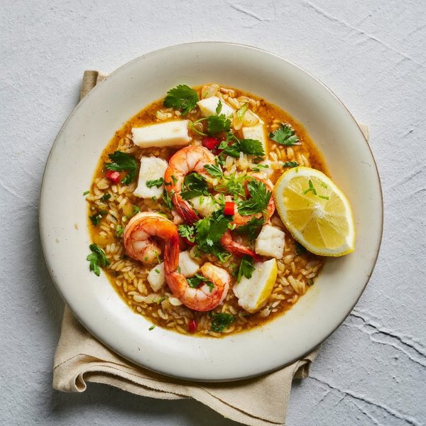 Cazuela de Bacalao y Camarones al Estilo Andaluz con Arroz de Azafrán y Pimentón