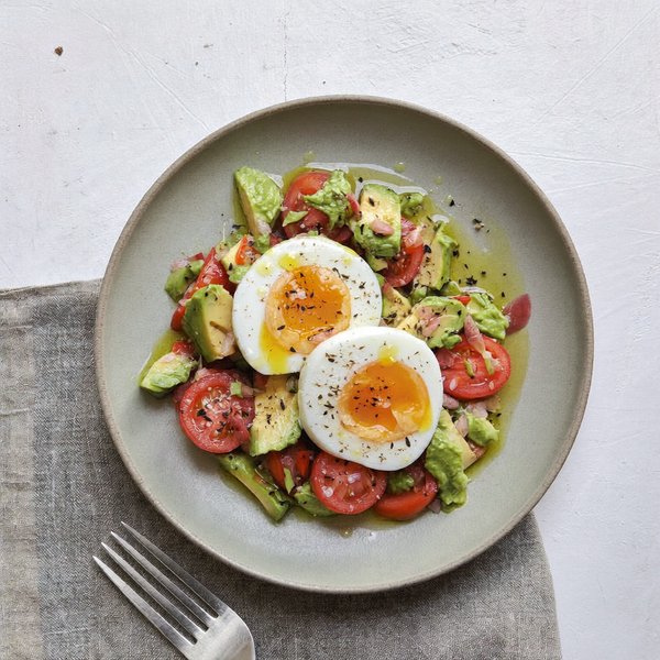 Huevos Duros con Aguacate y Tomate
