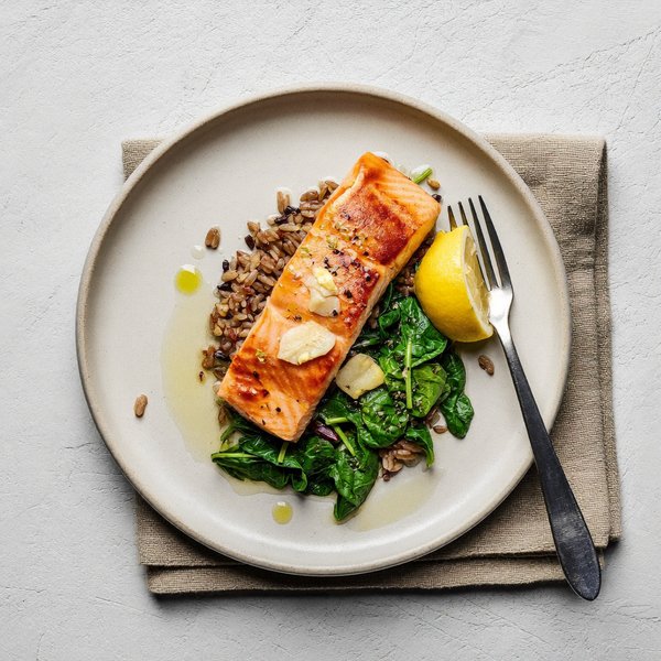 Salmón con Arroz Integral y Espinacas