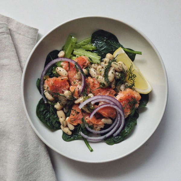 Lachs-Salat mit weißen Bohnen und Dill