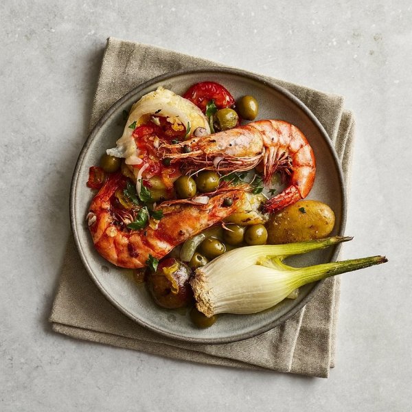 Camarones al Horno Chipriotas con Tomate, Hinojo, Aceitunas y Papas Asadas con Limón