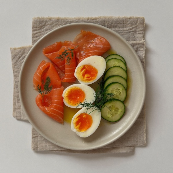 Plato de desayuno con salmón y huevo, pepino y eneldo