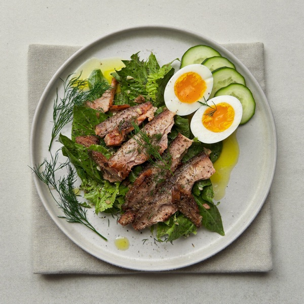 Salatteller mit geräucherter Forelle und Ei