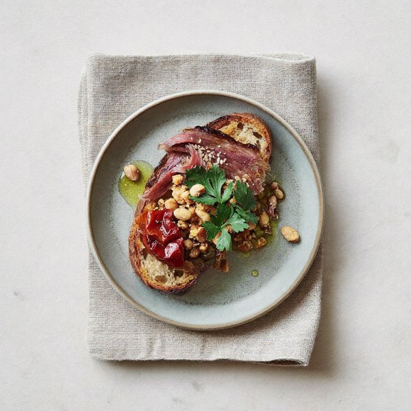 Bocado Asturiano de Atún para el Desayuno con Tomate Lento, Nuez de Brasil y Vinagre de Sidra