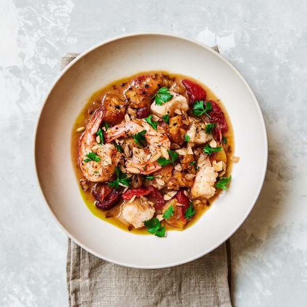 Suquet de Pescado Catalán con Bacalao, Camarones, Azafrán y Picada de Almendras Tostadas
