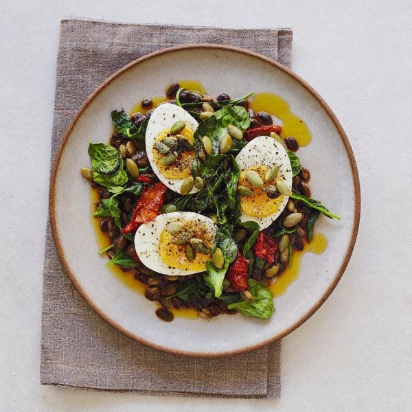 Huevos Sephardíes con Comino y Canela sobre Lentejas Calientes con Espinacas Marchitas