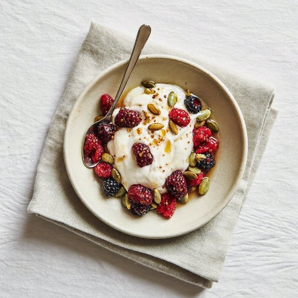 Yogur de Coco con Frutas y Semillas de Calabaza