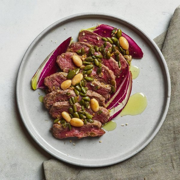 Carne de Res Sellada Veneciana con Radicchio, Frijoles Cannellini y Gremolata de Semillas de Calabaza