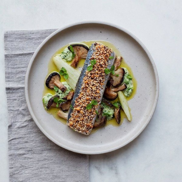 Mackerel Cubierto de Semillas de Girasol con Bok Choy y Salsa de Arándano y Menta