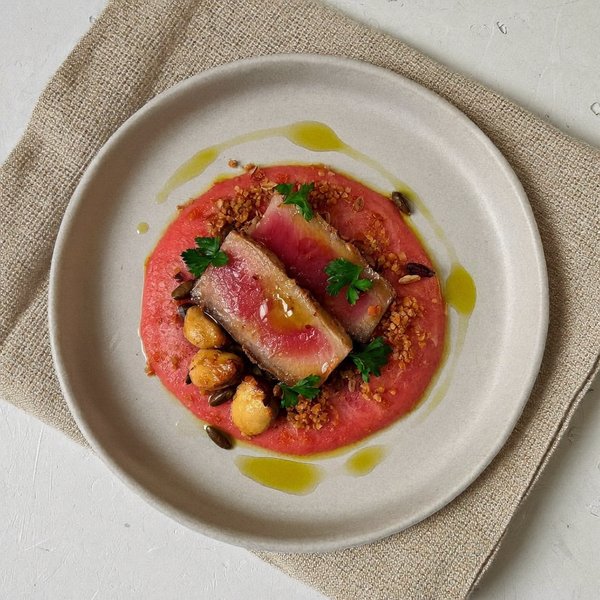 Atún Sellado Aragonés sobre Salmorejo de Pimiento Asado con Nuez de Brasil y Semillas de Girasol