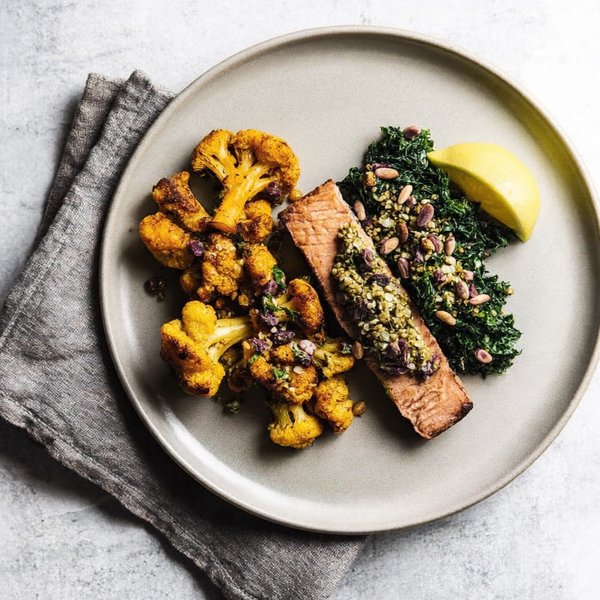 Atún Amarillo Sellado con Coliflor al Cúrcuma, Col Rizada Marchita y Gremolata de Nueces de Brasil