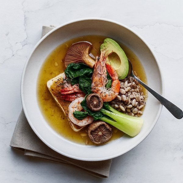 Bacalao y Camarones Poached en Caldo de Jengibre y Azafrán con Shiitake y Bok Choy
