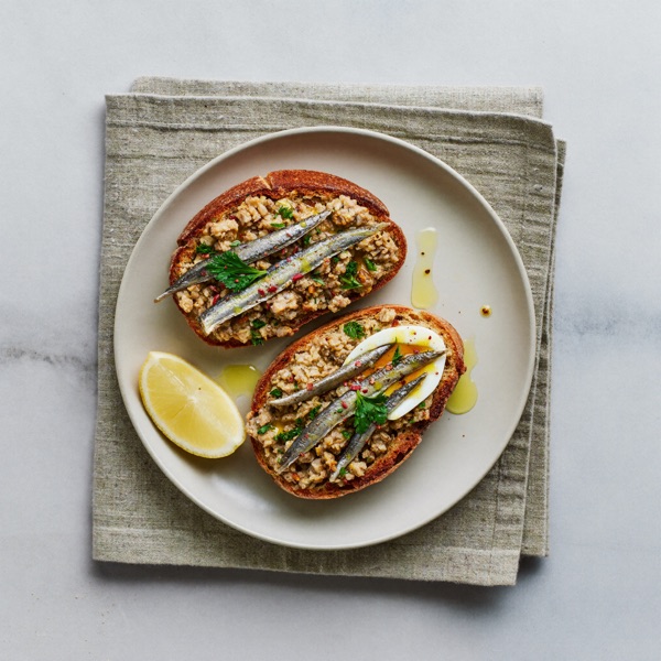 Sardinen-Ei-Aufstrich auf Toast