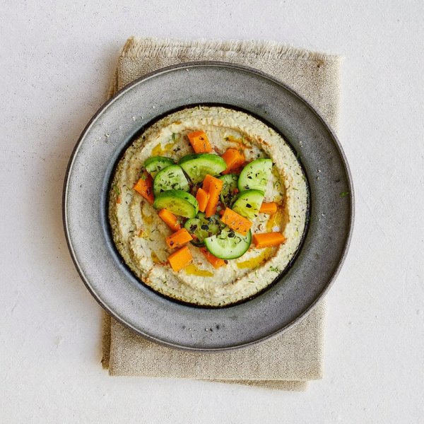 Hummus con Palitos de Pepino y Zanahoria